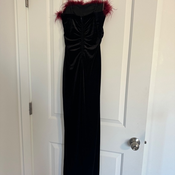 Honey & Rosie black velvet dress with slit & maroon feather trim - XS - Picture 3 of 7